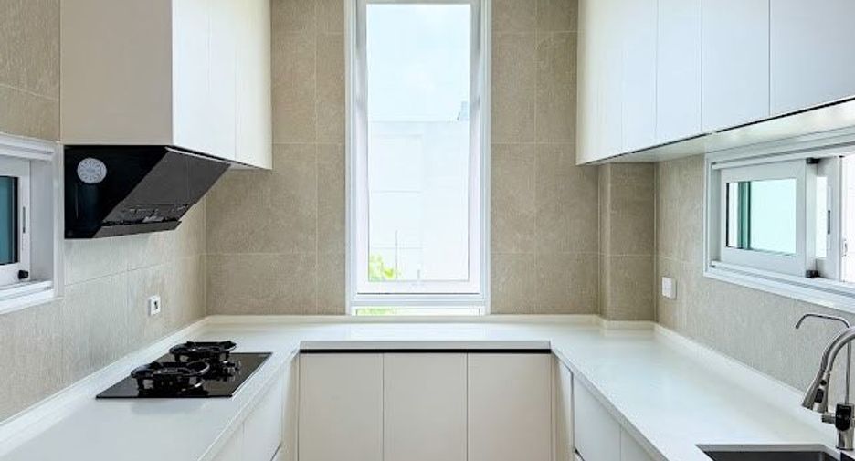 For sale 4 bedrooms house in Suan Luang, Bangkok