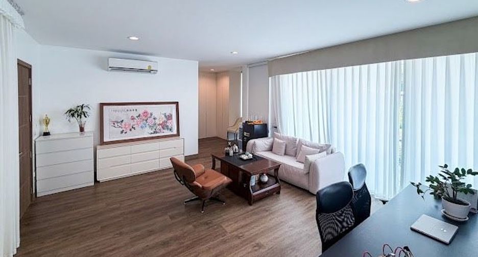 For sale 4 bedrooms house in Suan Luang, Bangkok