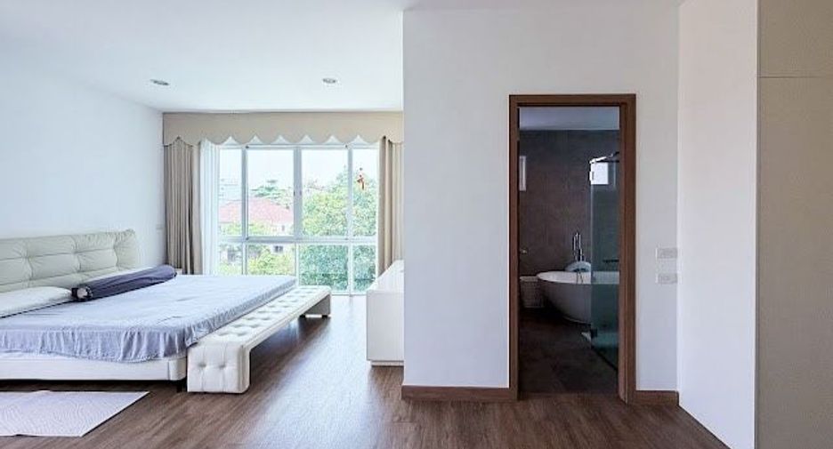 For sale 4 bedrooms house in Suan Luang, Bangkok