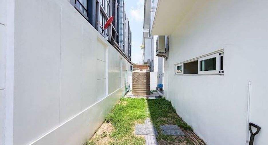 For sale 4 bedrooms house in Suan Luang, Bangkok