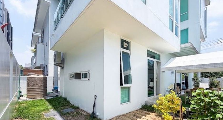 For sale 4 bedrooms house in Suan Luang, Bangkok