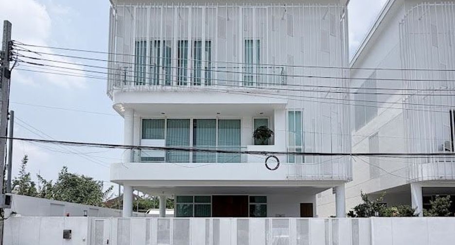 For sale 4 bedrooms house in Suan Luang, Bangkok