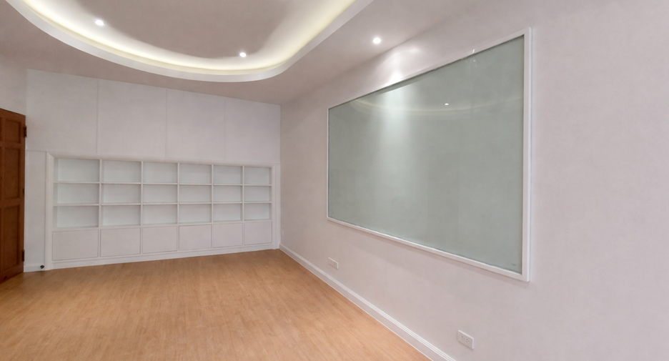 For sale 8 bedrooms house in Bang Rak, Bangkok