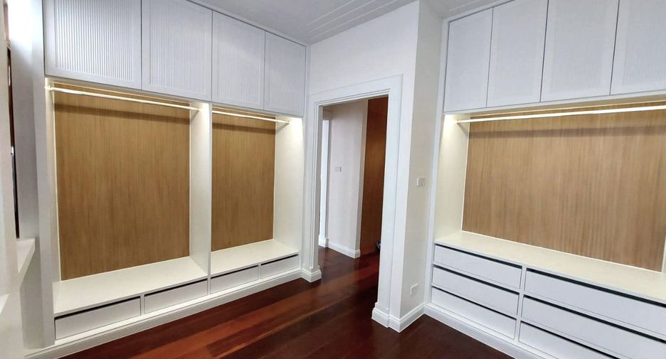 For sale 8 bedrooms house in Bang Rak, Bangkok
