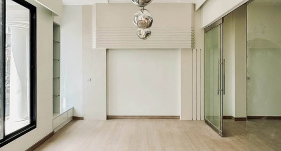 Casa adosada en venta de 4 habitaciones en Wang Thonglang, Bangkok