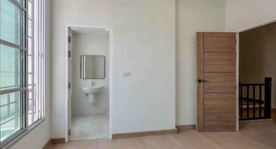 Casa adosada en venta de 4 habitaciones en Wang Thonglang, Bangkok