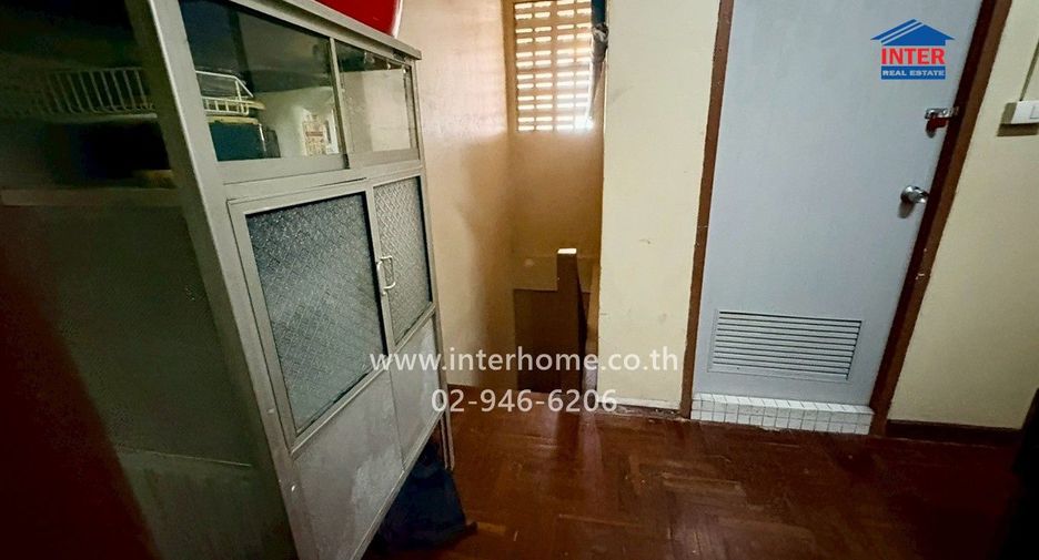 Local comercial en venta de 7 habitaciones en Din Daeng, Bangkok