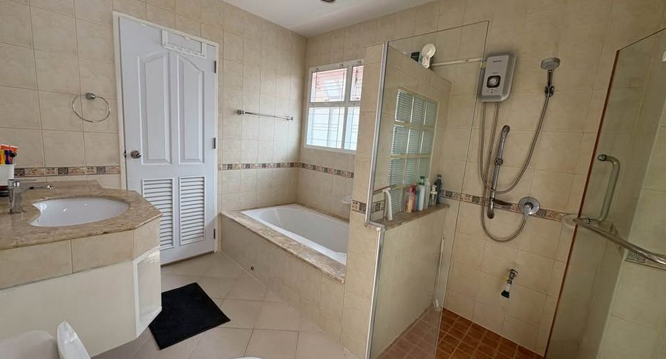 Haus zur Miete mit 4 Zimmer in Lat Krabang, Bangkok