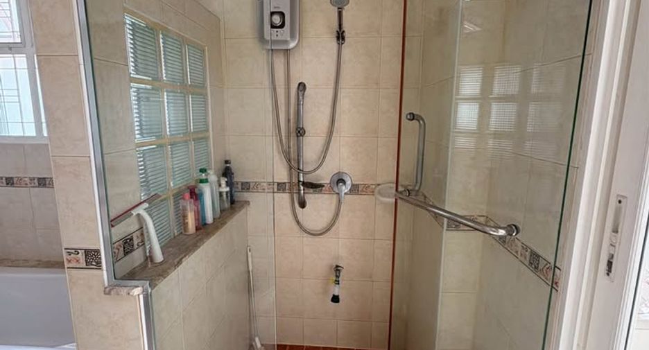 Haus zur Miete mit 4 Zimmer in Lat Krabang, Bangkok