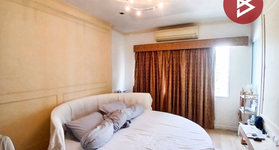 For sale 3 bedrooms townhouse in Bang Kapi, Bangkok