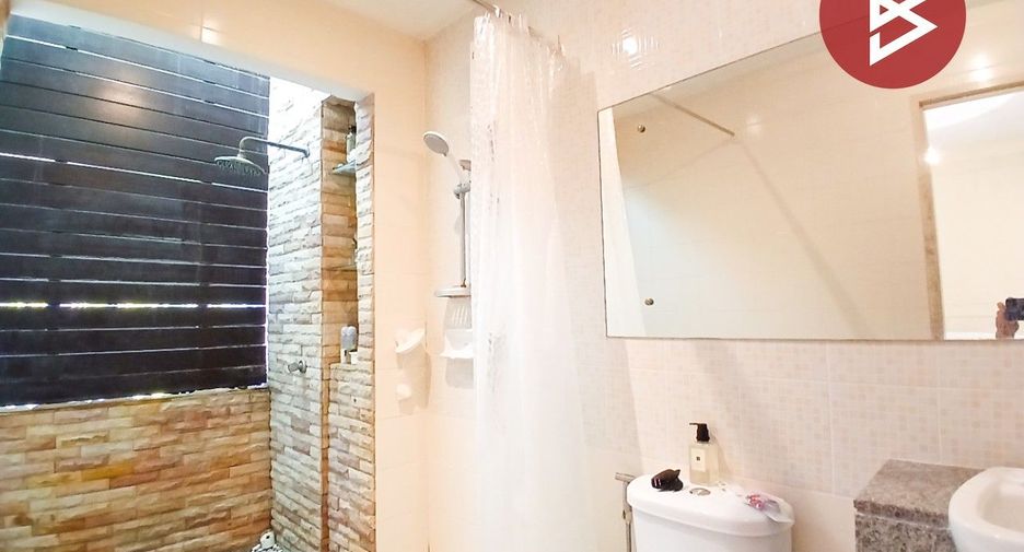 For sale 3 bedrooms townhouse in Bang Kapi, Bangkok