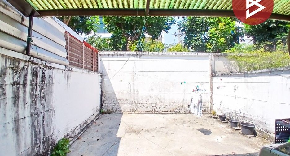 For sale 3 bedrooms townhouse in Bang Kapi, Bangkok