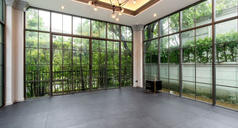 For sale 4 bedrooms house in Thawi Watthana, Bangkok