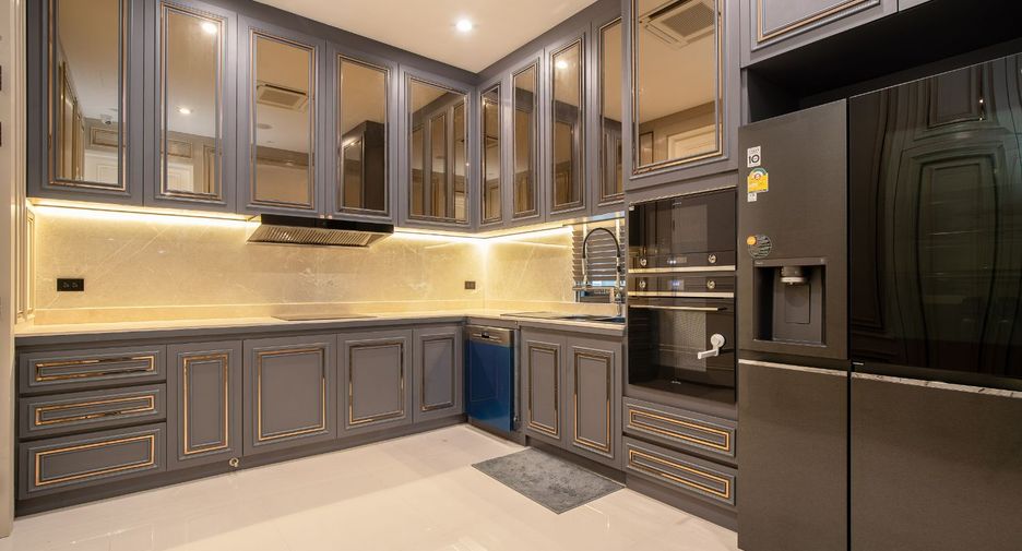 For sale 4 bedrooms house in Thawi Watthana, Bangkok
