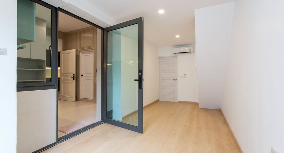 For sale 4 bedrooms house in Thawi Watthana, Bangkok