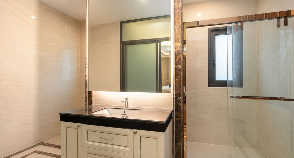 For sale 4 bedrooms house in Thawi Watthana, Bangkok