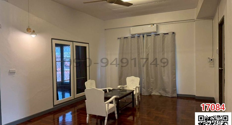 For rent 4 bedrooms retail Space in Thon Buri, Bangkok