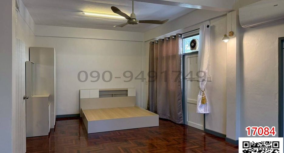 For rent 4 bedrooms retail Space in Thon Buri, Bangkok