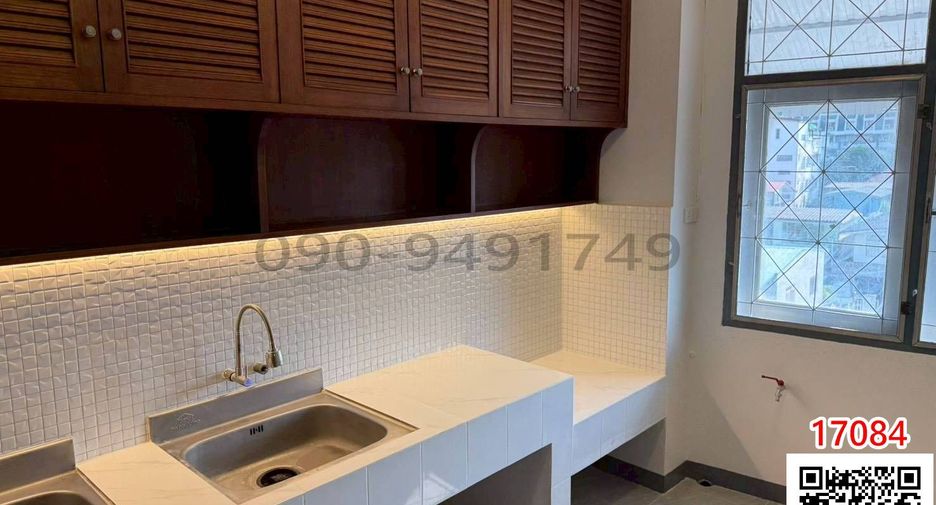 For rent 4 bedrooms retail Space in Thon Buri, Bangkok