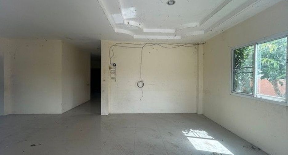 For sale 6 bedrooms house in Tha Tako, Nakhon Sawan