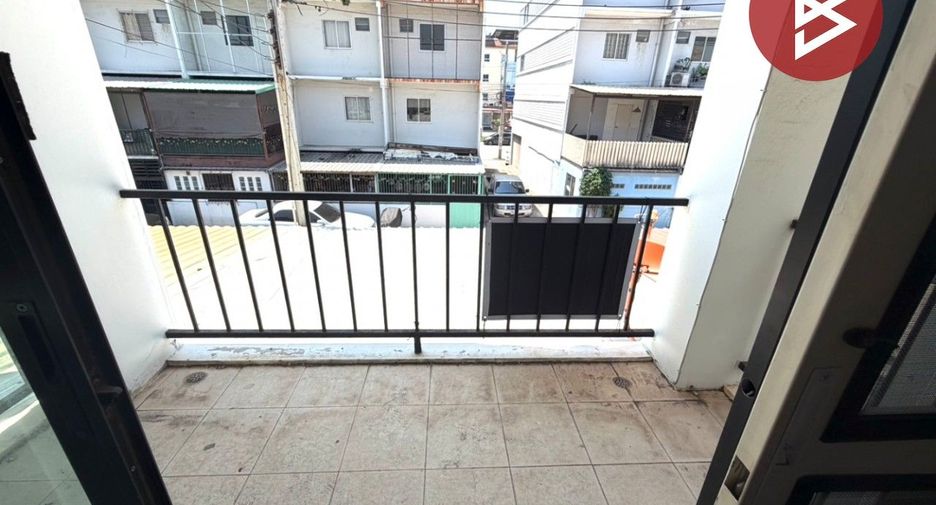 Продажа 2 спальни таунхаус в Mueang Chon Buri, Чонбури