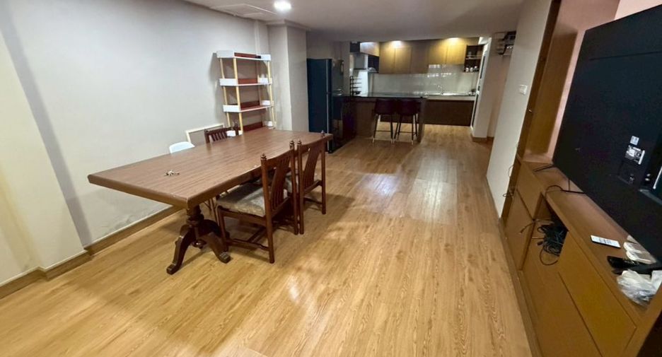 For rent 3 bedrooms townhouse in Watthana, Bangkok