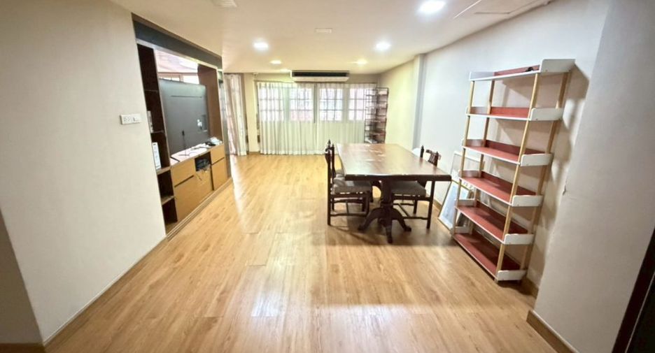 For rent 3 bedrooms townhouse in Watthana, Bangkok
