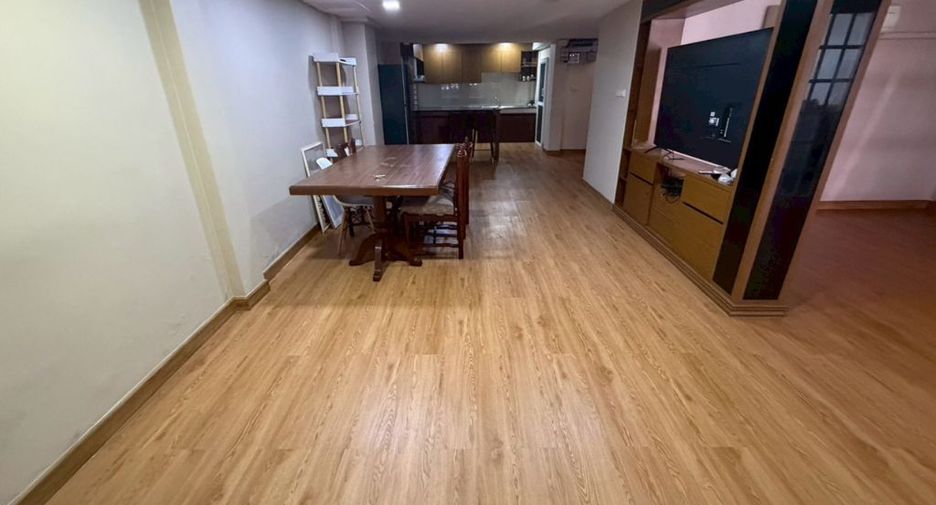 For rent 3 bedrooms townhouse in Watthana, Bangkok
