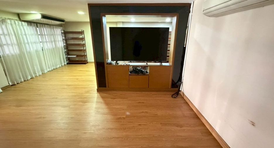 For rent 3 bedrooms townhouse in Watthana, Bangkok