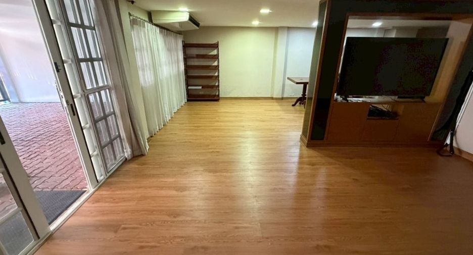 For rent 3 bedrooms townhouse in Watthana, Bangkok