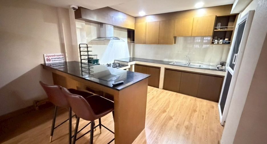 For rent 3 bedrooms townhouse in Watthana, Bangkok