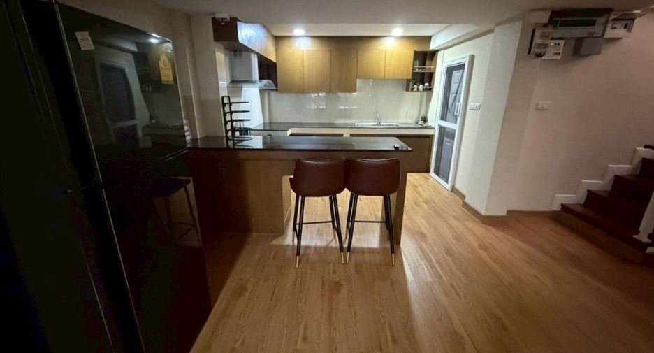 For rent 3 bedrooms townhouse in Watthana, Bangkok