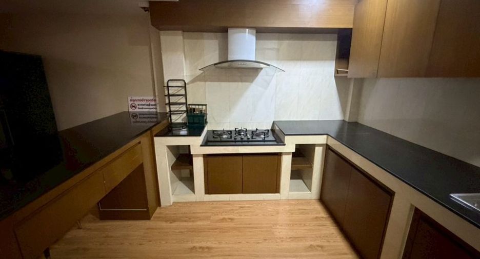 For rent 3 bedrooms townhouse in Watthana, Bangkok