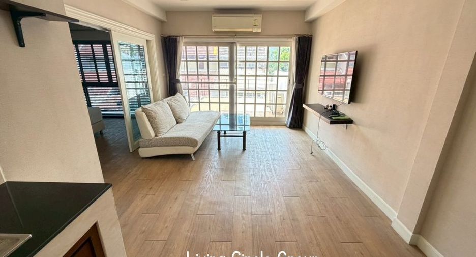 For rent 3 bedrooms townhouse in Watthana, Bangkok