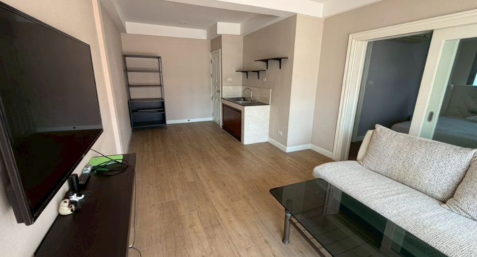 For rent 3 bedrooms townhouse in Watthana, Bangkok