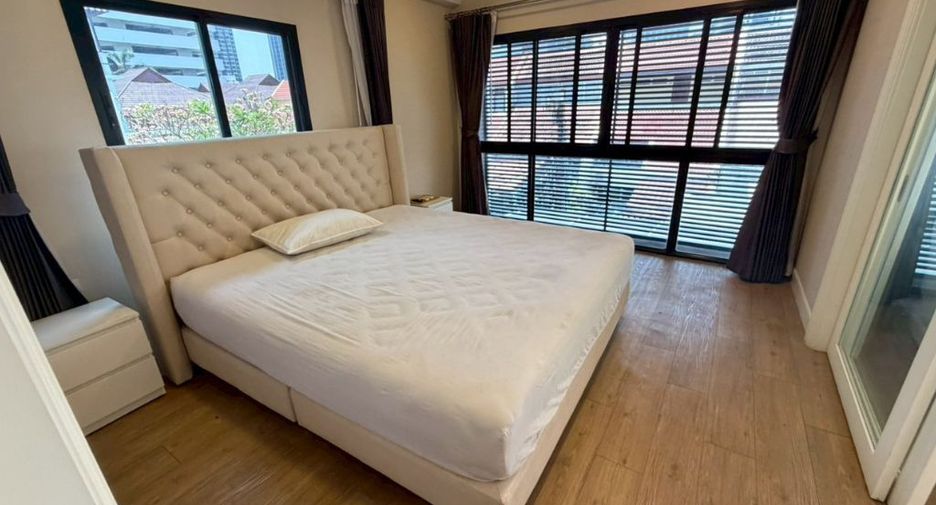 For rent 3 bedrooms townhouse in Watthana, Bangkok