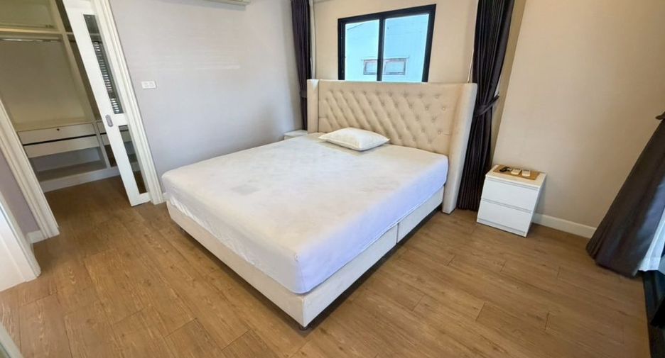 For rent 3 bedrooms townhouse in Watthana, Bangkok
