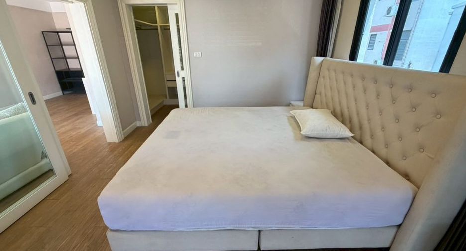 For rent 3 bedrooms townhouse in Watthana, Bangkok