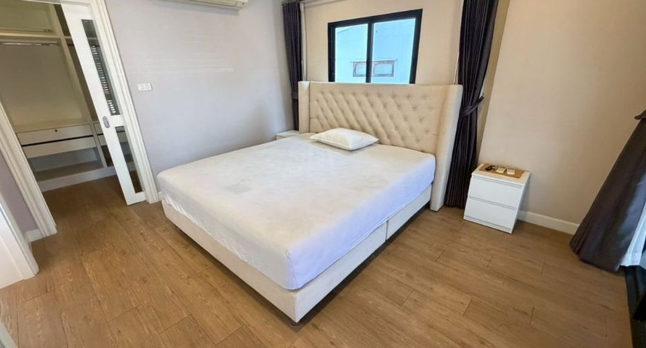 For rent 3 bedrooms townhouse in Watthana, Bangkok