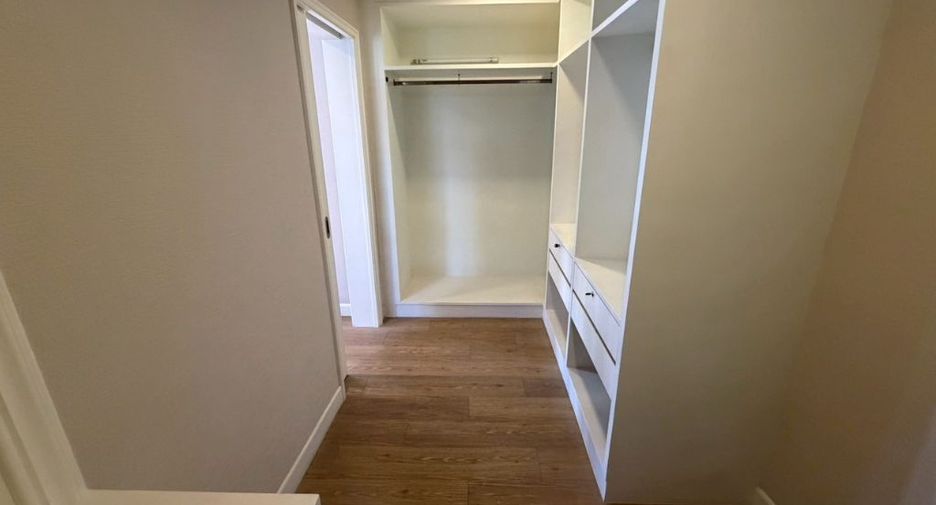 For rent 3 bedrooms townhouse in Watthana, Bangkok