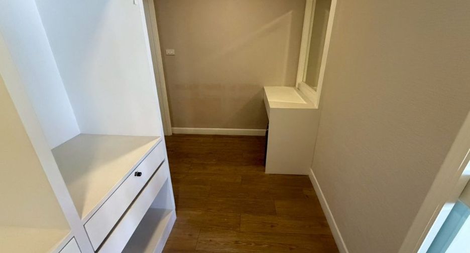 For rent 3 bedrooms townhouse in Watthana, Bangkok