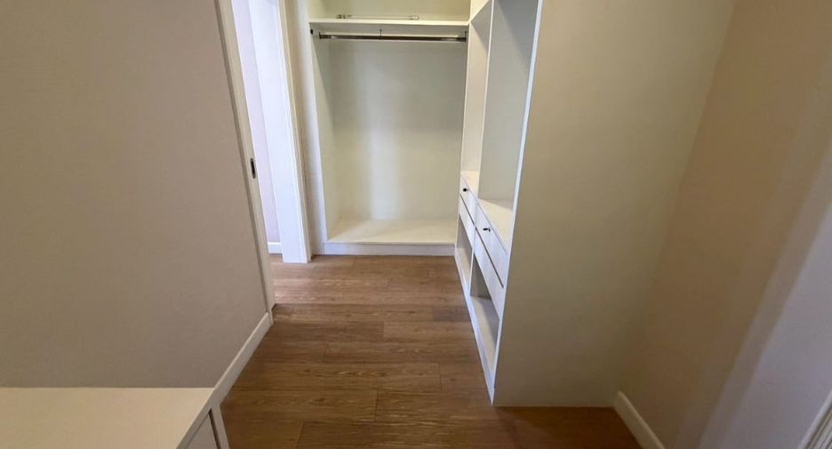 For rent 3 bedrooms townhouse in Watthana, Bangkok