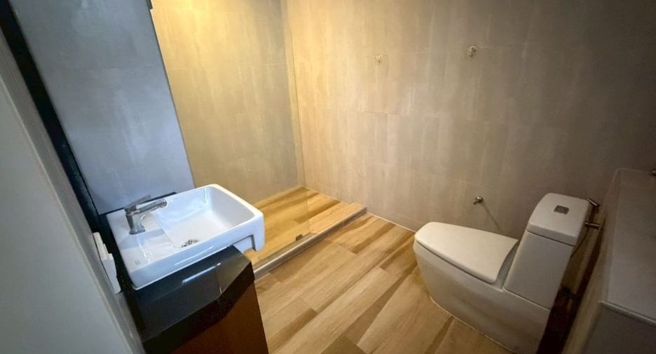 For rent 3 bedrooms townhouse in Watthana, Bangkok