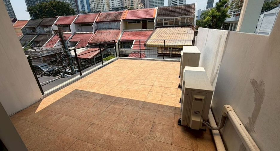 For rent 3 bedrooms townhouse in Watthana, Bangkok