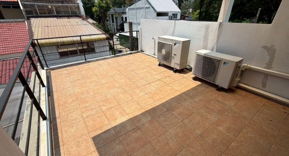 For rent 3 bedrooms townhouse in Watthana, Bangkok