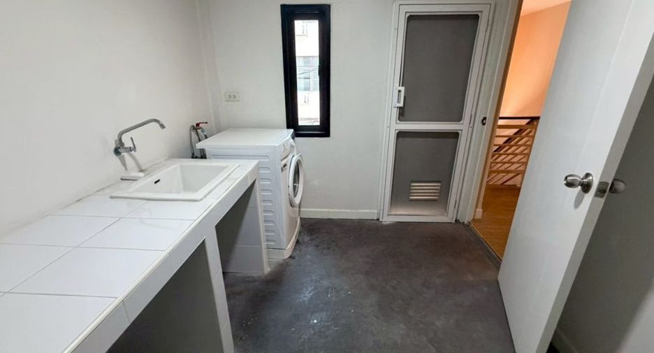 For rent 3 bedrooms townhouse in Watthana, Bangkok