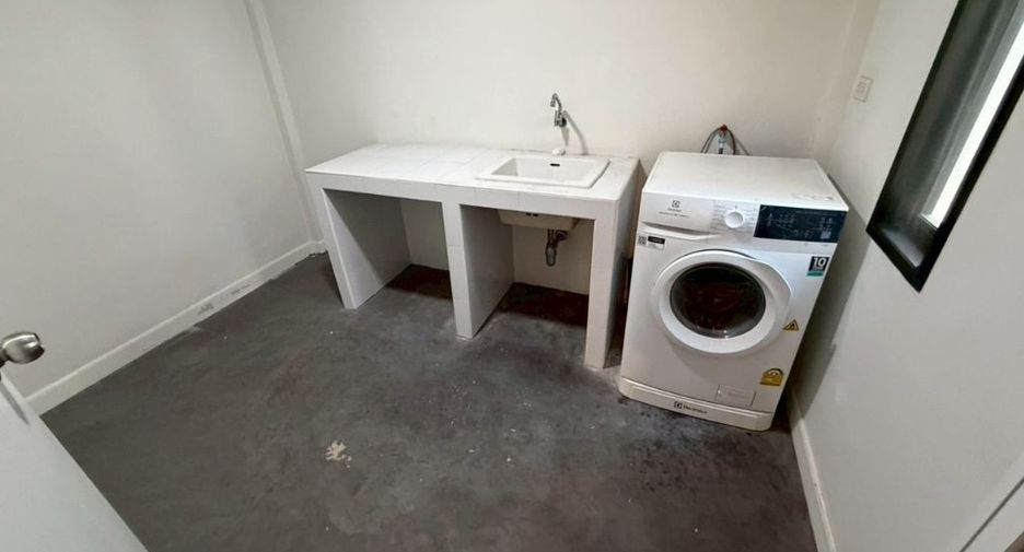 For rent 3 bedrooms townhouse in Watthana, Bangkok