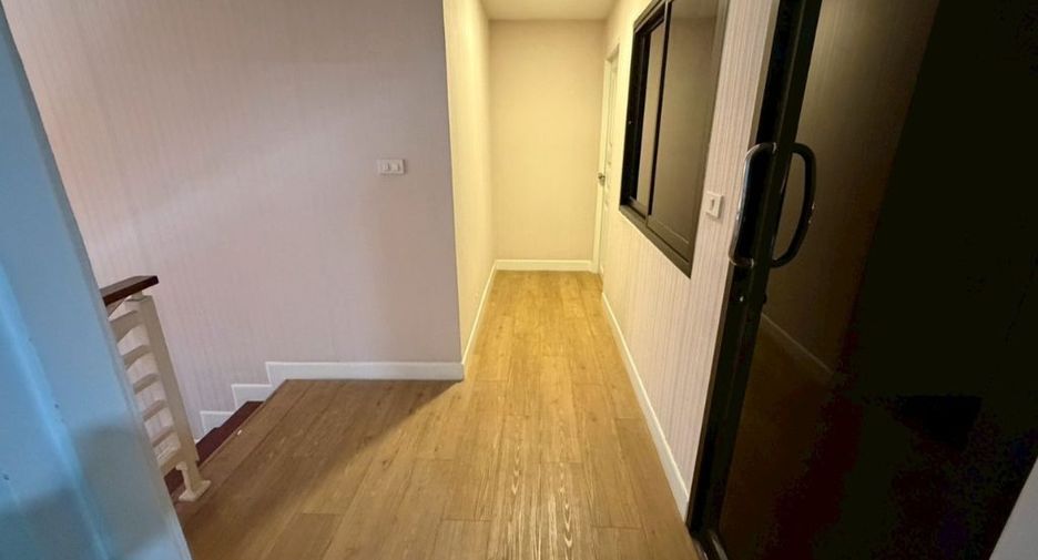 For rent 3 bedrooms townhouse in Watthana, Bangkok
