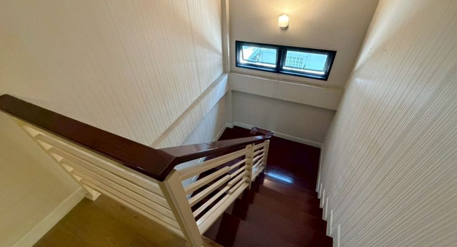 For rent 3 bedrooms townhouse in Watthana, Bangkok
