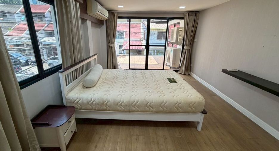 For rent 3 bedrooms townhouse in Watthana, Bangkok